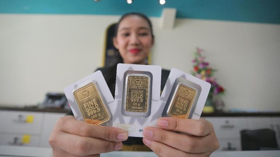 Harga emas dunia kembali melemah pada Rabu, data ekonomi Amerika Serikat (AS) yang bagus memberikan terkanan bagi logam mulia.