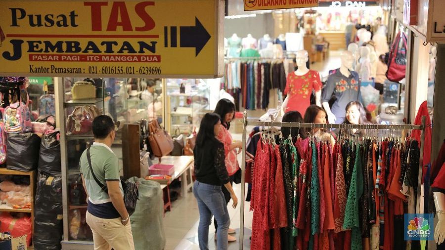 Sepinya Mal Mangga Dua ini tak berarti toko-toko di sana kehilangan pembeli. Sebab, kebanyakan dari penjual juga memasarkan dagangannya secara online.