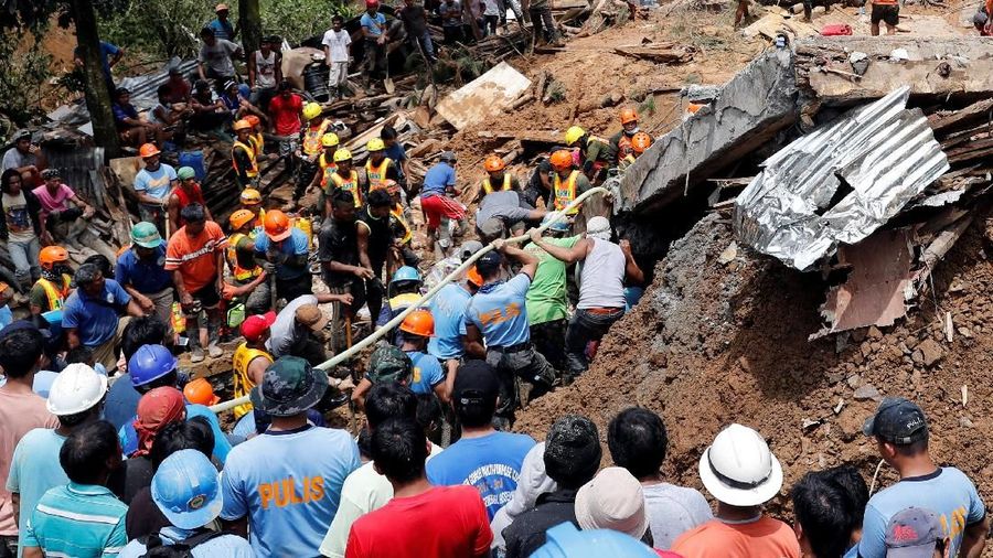 Mangkhut dengan angin badai berkekuatan lebih dari 200 km per jam berputar melewati ujung utara Filipina pada hari Sabtu dan menewaskan sedikitnya 50 orang.