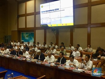 DPR Pertanyakan Alasan di Balik Pembatalan Kenaikan Premium