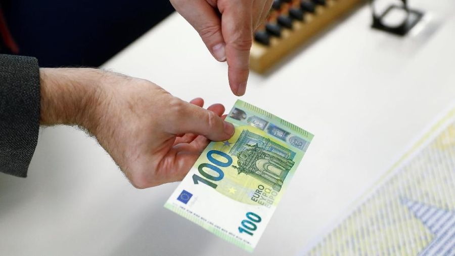 A new 100-euro banknote is presented at the ECB headquarters in Frankfurt, Germany, September 17, 2018. REUTERS/Kai Pfaffenbach