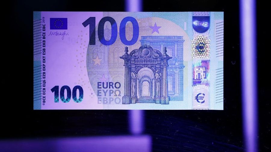 Euro melemah setelah seorang pejabat senior dari partai penguasa Italia mencetuskan ide keluar dari euro.