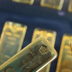 Meski Reli Akhir Tahun, Harga Emas Koreksi 2,34% pada 2018