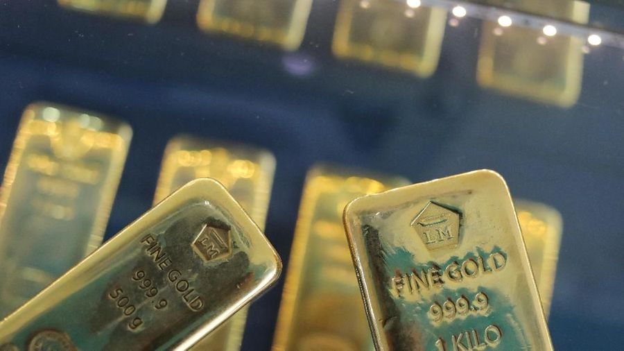 Harga emas logam mulia acuan yang diproduksi PT Aneka Tambang Tbk (ANTM) turun tipis Rp 1.000 menjadi Rp 621.000 per gram.
