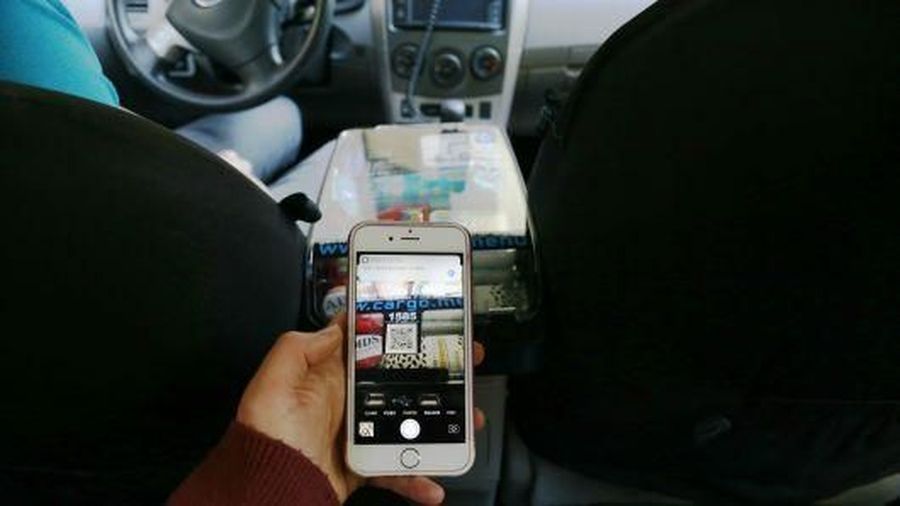 Layanan minimarket berjalan oleh Cargo memungkinkan pengemudi Uber menyediakan barang dagangan di dalam mobil.