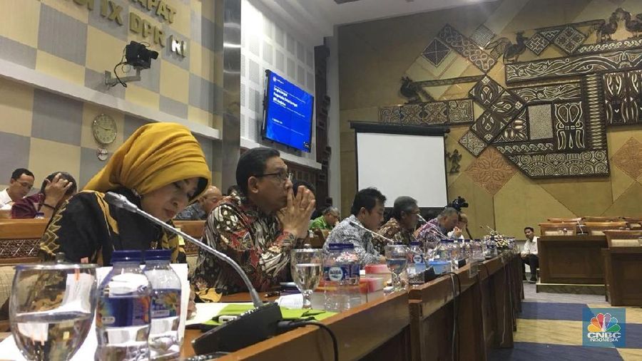 Akhirnya, rapat ditunda dengan beberapa kesimpulan bersifat sementara.