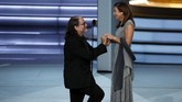 Glenn Weiss, pemenang kategori Outstanding Directing For A Variety Special untuk tayangan 'Academy Awards 2017', melamar kekasihnya di panggung Emmy Awards 2018. (REUTERS/Mario Anzuoni)