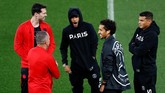 Neymar, Marquinhos dan Thiago Silva, para penggawa PSG terlihat santai sebelum menghadapi Liverpool. Silva sempat mengatakan laga dua tim tersebut bakal menyajikan perarungan sengit di lini depan. (Reuters/Jason Cairnduff)