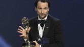 Aktor Matthew Rhys menerima penghargaan Outstanding Lead Actor in a Drama Series untuk serial 'The Americans'. (Kevin Winter/Getty Images/AFP)