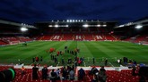 Para pemain PSG saat latihan mencoba lapangan di Stadion Anfield pada Senin (17/9) sebelum menghadapi Liverpool. (Reuters/Jason Cairnduff)