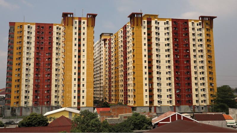 Pedagang air galon membawa galon yang sudah diisi penuh untuk dijual ke warga apartemen di Kawasan Pluit, Jakarta, Rabu (12/6). Banyak penghuni apartemen di kawasan tersebut menggunakan air galon isi ulang untuk mandi. Mumun seorang pembantu rumah tangga mengatakan majiakannya bisa menkonsumsi air galon sehari 4-5 galon untuk mandi dan cuci piring. Harga galon isi ulang ia beli seharga Rp 3500 yang berasal dari air pam, Rp 7000 untuk galon isi ulang untuk galon asli Rp.20.000. Banyak penghuni apartmen menggunakan air galon karena air yang mereka tempati kadang bau dan kotor. (CNBC Indonesia/Muhammad Sabki)