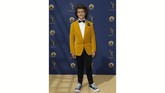 Gaten Matarozza tampil menggemaskan. Bintang Stranger Things ini mengenakan blazer corduroy berwarna tembaga, dasi kupu-kupu, dan sneaker Conver yang membuatnya terlihat youthful. (REUTERS/Kyle Grillot)