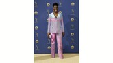 Busana yang dikenakan Leslie Jones ini sebenarnya tampak pas di badan sang komedian. Tapi, pilihan warna yang tampak seperti permen kapas ini membuat tampilannya terlihat norak. (REUTERS/Kyle Grillot)