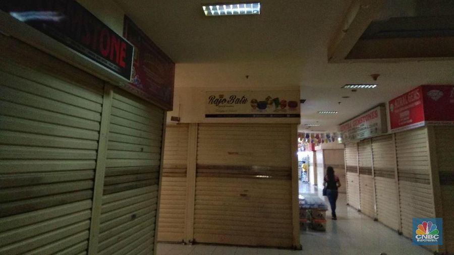 Sepinya pembeli menyebabkan banyak kios pedagang batu akik di Pasar Rawa Bening tutup