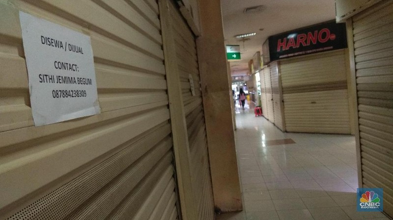 Sepinya pembeli menyebabkan banyak kios pedagang batu akik di Pasar Rawa Bening tutup