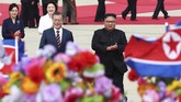 Dengan peluk hangat, Kim menyambut langsung Moon di bandara Pyongyang pada Selasa pagi. (Pyeongyang Press Corps/Pool via Reuters)