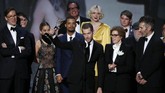 Seluruh tim produksi 'Game of Thrones' naik ke atas panggung saat serial tersebut memenangkan kategori Outstanding Drama Series. (REUTERS/Mario Anzuoni)