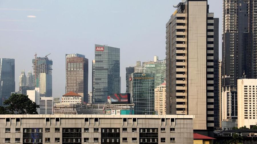 Suasana gedung bertingkat di Kawasan Jakarta, Selasa (19/8/2018). Pemerintah menetapkan pertumbuhan ekonomi di 2019 sebesar 5,3% yang didasarkan dengan outlookpertumbuhan di 2017 yang sebesar 5,2%. (CNBC Indonesia/Andrean Kristianto)