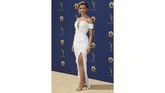 Scarlett Johansson tampil menggoda dalam Emmy Awards 2018. Aktris Hollywood ini mengenakan gaun putin Balmain dengan aksen ruching yang menampilkan deep V-neckline dan menyoroti pinggang rampingnya. (REUTERS/Kyle Grillot)