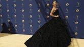 Angela Sarafyan membawa kecantikan langit malam ke dalam gelaran Emmy Awards 2018. Gaun panjang berwarna navy blue dengan titik-titik putih tersebar secara sporadis yang dikenakan pemain Westworld ini bak langit malam bertaburkan bintang. (REUTERS/Kyle Grillot)
