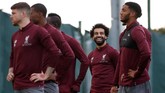 Senyum optimisme terpancar dari wajah Mohamed Salah. Ia bakal menjadi salah satu andalan trio lini depan The Reds menghadapi PSG. (Reuters/Carl Recine)