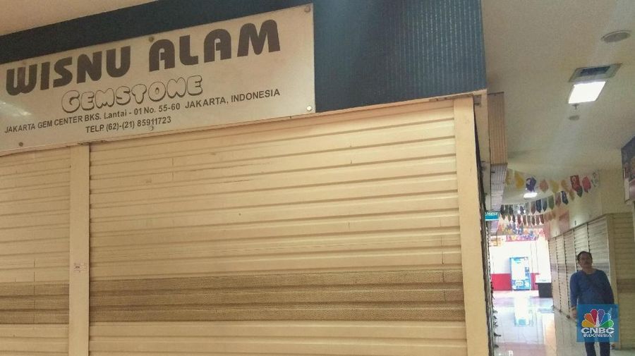 Sepinya pembeli menyebabkan banyak kios pedagang batu akik di Pasar Rawa Bening tutup