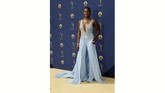 Gaun Issa Rae mungkin terlihat seperti kombinasi jumpsuit dengan gaun. Namun kenyataannya jumpsuit gaun dari Vera Wang ini terlihat menarik dan lembut dengan warna baby blue-nya (REUTERS/Kyle Grillot).