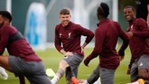 Bek The Reds Alberto Moreno terlihat rileks selama berlatih. Liverpool diprediksi bakal memberikan tekanan besar ke pertahanan PSG. (Reuters/Carl Recine)