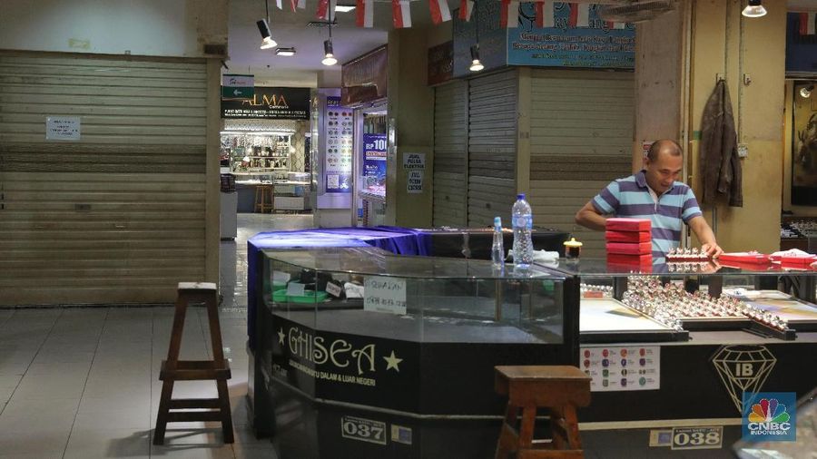Sepinya pembeli menyebabkan banyak kios pedagang batu akik di Pasar Rawa Bening tutup