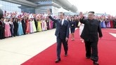 Relasi kedua negara memang mulai erat kembali setelah Kim dan Moon bertemu untuk pertama kalinya di zona demiliterisasi pada April lalu. (Pyeongyang Press Corps/Pool via Reuters)