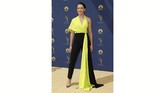 Bintang Orphan Black, Tatiana Maslany, tampil dengan terlalu banyak kain yang menjuntai dari busananya. Kain itu bahkan dianggap cukup untuk membuat satu gaun lagi. (REUTERS/Kyle Grillot)