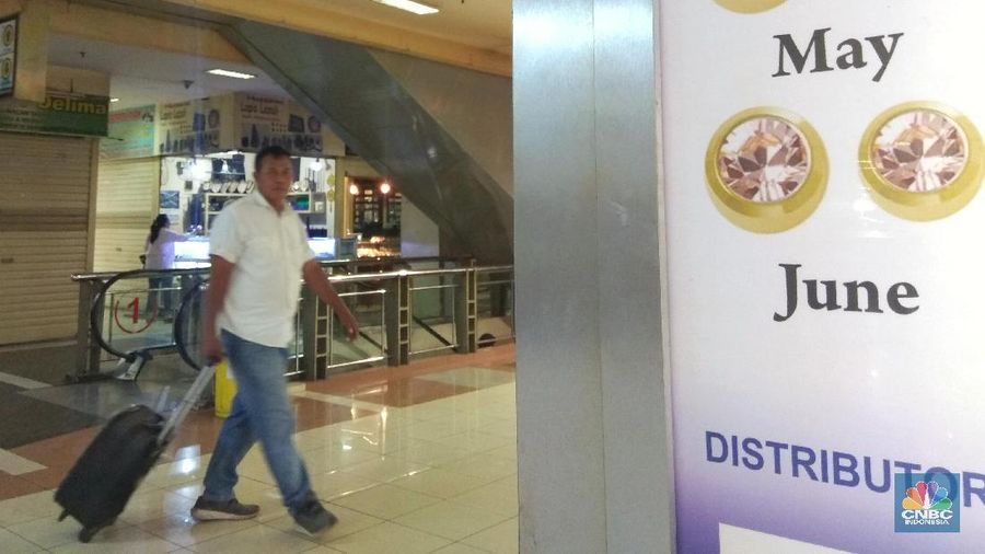 Sepinya pembeli menyebabkan banyak kios pedagang batu akik di Pasar Rawa Bening tutup