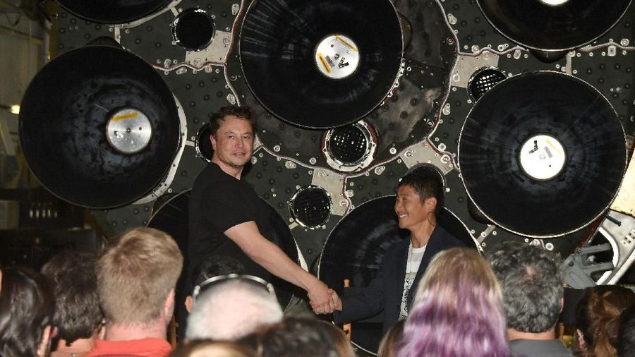 Miliuner Jepang Ini Jadi Penumpang Pertama SpaceX ke Bulan