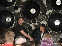 Miliuner Jepang Ini Jadi Penumpang Pertama SpaceX ke Bulan