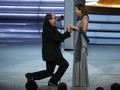 Lamaran Romantis Hebohkan Panggung Emmy Awards 2018