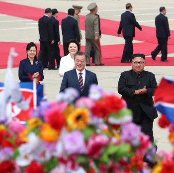 Momen Pelukan Hangat Kim Jong Un & Moon Jae-in