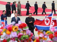 Momen Pelukan Hangat Kim Jong Un & Moon Jae-in