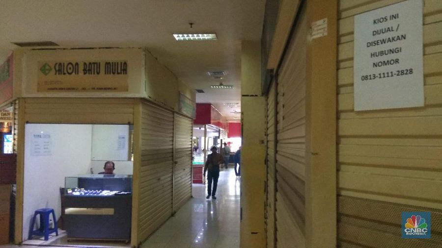 Sepinya pembeli menyebabkan banyak kios pedagang batu akik di Pasar Rawa Bening tutup
