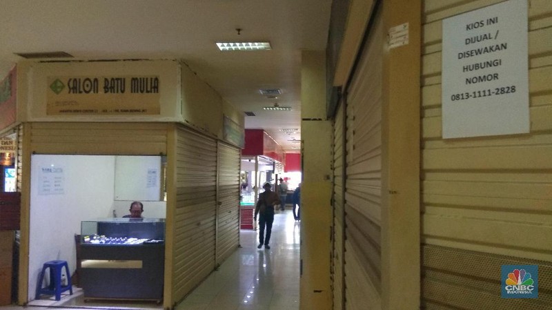 Sepinya pembeli menyebabkan banyak kios pedagang batu akik di Pasar Rawa Bening tutup