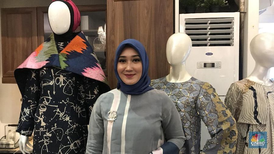 Dian Pelangi mengaku terus melemahnya nilai tukar rupiah bikin bisnisnya kewalahan 