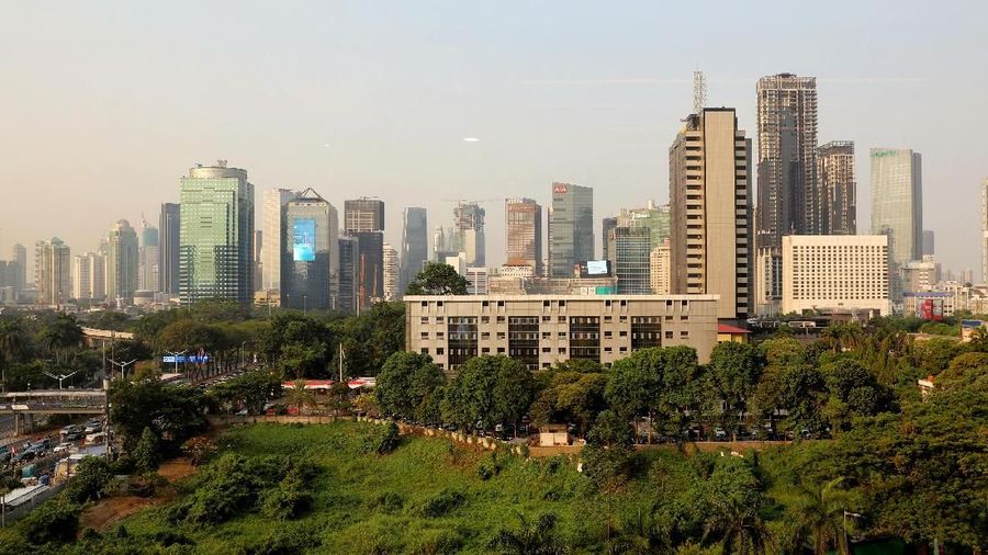 Suasana gedung bertingkat di Kawasan Jakarta, Selasa (19/8/2018). Pemerintah menetapkan pertumbuhan ekonomi di 2019 sebesar 5,3% yang didasarkan dengan outlookpertumbuhan di 2017 yang sebesar 5,2%. (վ/Andrean Kristianto)