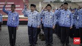 Upacara yang diikuti pegawai Pemprov DKI di Monas pada hari ini memperingati rapat raksasa yang dipimpin Presiden pertama RI Soekarno pada 1945 silam. Kala itu di Lapangan Ikada yang sekarang menjadi bagian dari kawasan Monas itu Soekarno memimpin peringatan sebulan proklamasi Indonesia. (CNN Indonesia/Adhi Wicaksono)