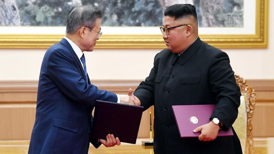 Para pemimpin kedua Korea juga mengumumkan serangkaian langkah untuk memperdalam pertukaran bilateral dalam ekonomi, budaya dan olahraga.