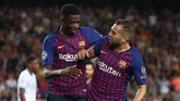 Ousmane Dembele (kiri) mencetak gol kedua Barcelona ke gawang PSV pada menit ke-75. Ia menjadi pemain La Liga Spanyol pertama yang mencetak gol di tiga kompetisi berbeda. (REUTERS/Sergio Perez)