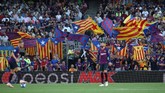 Para Barcelona fan Barcelona mengibarkan bendera Catalonia dari tribune Stadion Camp Nou. Laga Liga Champions itu juga jadi kesempatan mereka menuntut kemerdekaan Catalonia dari Kerajaan Spanyol. (REUTERS/Albert Gea)