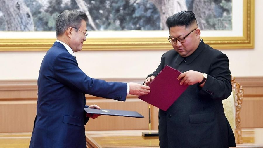 South Korean President Moon Jae-in and North Korean leader Kim Jong Un exchange the joint statement in Pyongyang, North Korea, September 19, 2018. Pyeongyang Press Corps/Pool via REUTERS