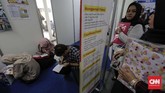 Para pencari kerja tampak melengkapi formulir sebagai salah satu syarat administrasi untuk melamar pekerjaan di acara bursa kerja bertajuk Jakarta Spectacular 'Job for Career' Festival di Istora Senayan, Jakarta, Rabu (19/9).