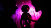Walaupun terancam, para drag queen China ini mengaku menjalani kehidupan dan pekerjaan mereka dengan damai. Kuncinya, menjadi diri sendiri. (AFP PHOTO / WANG Zhao)