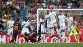 Lionel Messi membuka gol kemenangan Barcelona atas PSV melalui tendangan bebas pada menit ke-32. Blaugrana dapat tendangan bebas setelah Nick Viergever melakukan pelanggaran terhadap Ousmane Dembele di depan kotak penalti. (REUTERS/Sergio Perez)