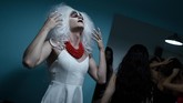 Drag queen merupakan sebutan bagi seniman yang menggunakan atribut berlawanan dari identitas seksualnya secara berlebihan dengan tujuan untuk menghibur. (AFP PHOTO / WANG Zhao)